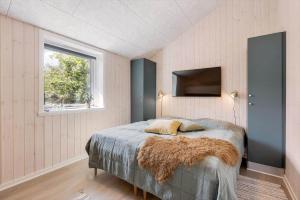 a bedroom with a bed and a window at 0333-Romo-Lyngvejen-12 in Høm