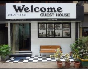 un banco frente a un hostal en Welcome Guest House en Bombay