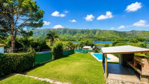a backyard with a swimming pool and mountains in the background at Mirabela Casa con vista panorámica a las sierras en Bialet Massé- Hasta 4 personas in Bialet Massé