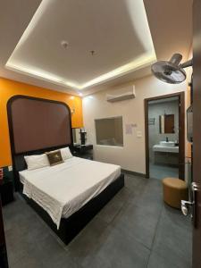 a bedroom with a large bed and a bathroom at Hoàng Long 2 Hotel in Chúc Sơn