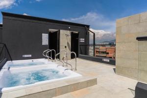 a hot tub on the roof of a building at Metropolitan Living by HOUSY in Medellín