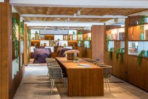a dining room with a table and chairs at INNSiDE by Meliá Alcudia in Port d'Alcudia