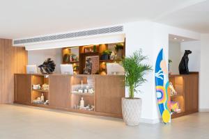 a room with a counter with a surfboard in it at INNSiDE by Meliá Wave Calviá in Magaluf +51 photos