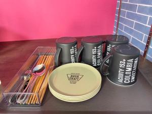 a tray with four black coffee mugs and chopsticks at STEP by STEP - Vacation STAY 25756v in Kanayama