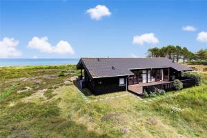 a house on a hill with the ocean in the background at 12292-Sjaellands-Odde-Lyngbugten-10 in Yderby