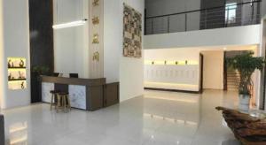 a lobby with a counter in a building at Mount Emei Fulin Hotel in Baoguosi