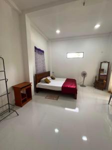 a bedroom with a bed and a table in a room at Natures Nook Homestay in Etkandura