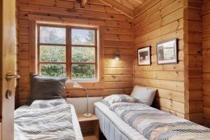 a room with two beds in a log cabin at FJ4306-Oro-Skovhojgardsvej-3 in Orø
