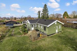 an overhead view of a green house in a yard at FJ2403-Skibby-Hybenvaenget-27 in Skibby
