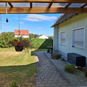 a view of a yard with a house and a patio at Ferienwohnung am Vogelsteig in Pegnitz