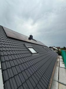 a black roof with a window on top of it at schöne Neubau Ferienwohnung "Wiesent" mit Küche und Balkon in Forchheim
