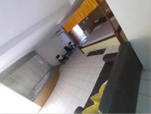 an overhead view of a kitchen and a living room at Vamos lá in Caxias das Aldeias Altas