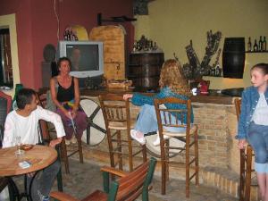 un grupo de personas sentadas en sillas en una habitación en Villa Fiorita, en Paleokastritsa