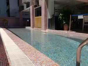 a swimming pool in a building with water at Acesite Knutsford Hotel in Hong Kong