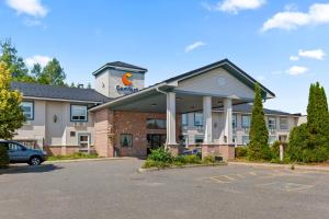 a hotel with a parking lot in front of it at Comfort Inn in Bracebridge