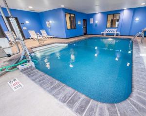 a large swimming pool with blue walls at Comfort Suites Altoona North in Altoona