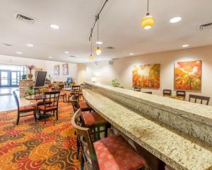 a lobby with a bar with chairs and tables at Comfort Suites Altoona North in Altoona