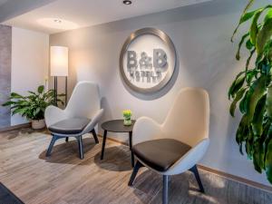 a waiting room with two chairs and a table at B&B HOTEL Regensburg-Ost in Regensburg