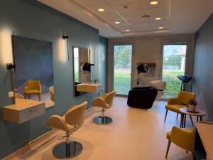 a waiting room with chairs and a mirror at DOMITYS - Les Cerfs-Volants in Berck-sur-Mer