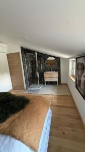 a bedroom with a bed and a bathroom with a tub at Maison cosy climatisée in Bar-le-Duc