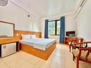 a bedroom with a bed and a television in it at Khách sạn Thanh Sơn Nội Bài in Thach Loi