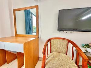 a room with a tv and a chair and a mirror at Khách sạn Thanh Sơn Nội Bài in Thach Loi