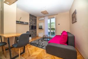 a living room with a couch and a table at Apartman Jelena Anžujska in Trebinje