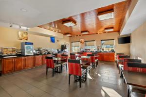 a dining room with tables and chairs in a restaurant at Comfort Inn & Suites Panama City - St Andrew in Panama City