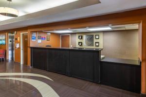 a lobby of a hospital with a waiting room at Comfort Inn Garner Clayton I-40 in Edmondson +42 photos