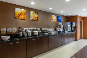a kitchen with a counter with aasteryasteryasteryasteryasteryasteryasteryasteryastery at Comfort Inn Garner Clayton I-40 in Edmondson