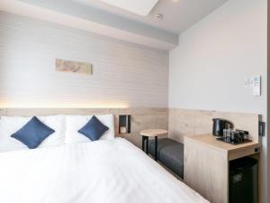 a hotel room with a bed and a desk at Comfort Hotel Nagoya Shinkansenguchi in Nagoya +35 photos