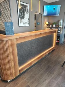a cashier counter in a hair salon at Hôtel des Alpes in Annecy +29 photos