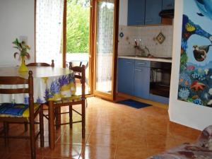 Kuchyň nebo kuchyňský kout v ubytování Apartments and Rooms Suzana