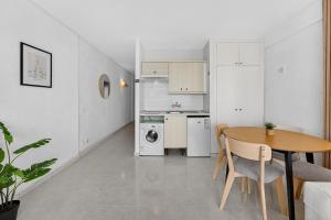 a kitchen and dining room with a table and a dining room table at Bella vista in Playa Fañabe