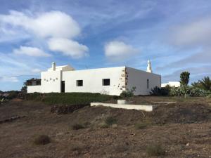 a white house on top of a hill at Casa Rural los Ajaches in Yaiza