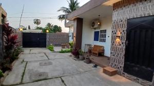 a backyard of a house with a black gate at Maison d'hôte okpèyèmi in Porto-Novo