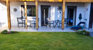 a patio with chairs and a table in a yard at Ferienwohnung Burgjuwel Burghausen nahe weltlängster Burg zentral 24h Check in in Burghausen