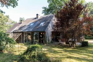 an old wooden house with a gambrel roof at Gîte le tuc d'esparre in Orist