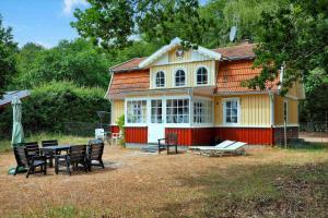 a house with a table and chairs in front of it at 10081B-Rorvig-Skansehagevej-32 in Rørvig