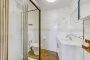 a bathroom with a toilet and a sink at Akuna 14, 6 Joffre Street in Port Macquarie +15 photos
