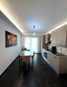 a kitchen with a table and a dining room at Appartamento Leon in Roseto degli Abruzzi