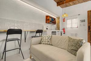 a living room with a couch and a kitchen at La Paredita Casa Acentejo in Tanque