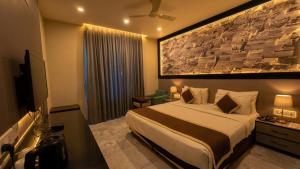 a hotel room with a bed and a television at Hotel Las Vegas in Jaipur
