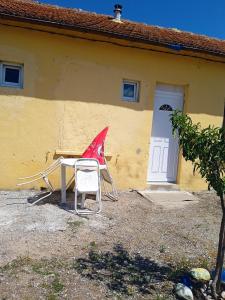a pair of chairs sitting in front of a house at Joli hébergement indépendant in Lavelanet