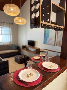 a kitchen counter with plates and red napkins on it at Duplex 450m da Praia do Peró, Roupa Cama e Banho, Wi-Fi, TV a Cabo, Estacionamento in Cabo Frio