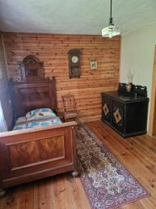 a bedroom with a bed and a wooden wall at Czereśniowy Dom dom na imprezy kawalerskie bunkry warsztaty in Goruńsko
