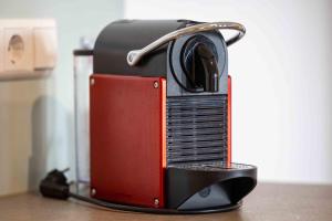 a toaster oven sitting on top of a table at Ferienwohnung Kurpark in Xanten