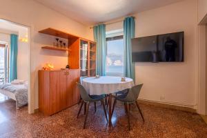 a dining room with a table and chairs in a room at Apartment Di Lago by GardaDoma in Brenzone sul Garda