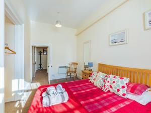 a bedroom with a bed with towels on it at The Garden Apartment - Uk48320 in Berwick-Upon-Tweed