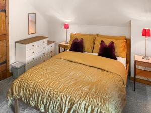 a bedroom with a bed and two lamps and a dresser at 10 The Apostles - Uk37312 in Lochranza +18 photos